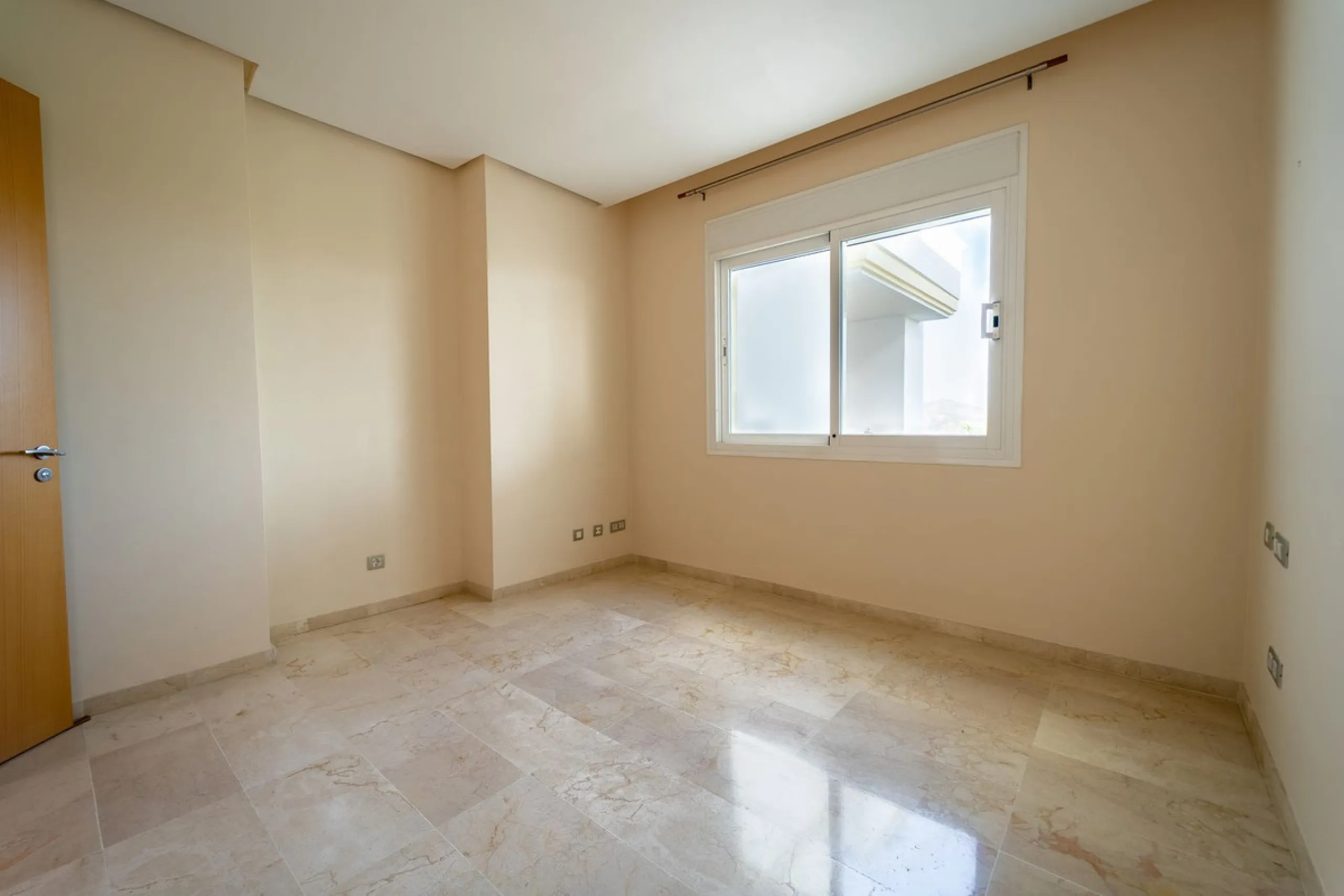 Discover this stunning and exceptionally spacious 3-bedroom, 3-bathroom apartment located in the sought-after area of La Cala Golf. Boasting an elegant and bright living area, the property opens up to a generous terrace with breathtaking views over the Eu