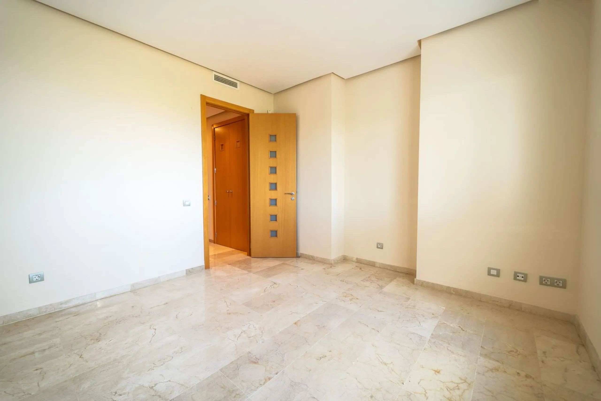 Discover this stunning and exceptionally spacious 3-bedroom, 3-bathroom apartment located in the sought-after area of La Cala Golf. Boasting an elegant and bright living area, the property opens up to a generous terrace with breathtaking views over the Eu