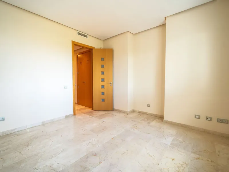 Discover this stunning and exceptionally spacious 3-bedroom, 3-bathroom apartment located in the sought-after area of La Cala Golf. Boasting an elegant and bright living area, the property opens up to a generous terrace with breathtaking views over the Eu