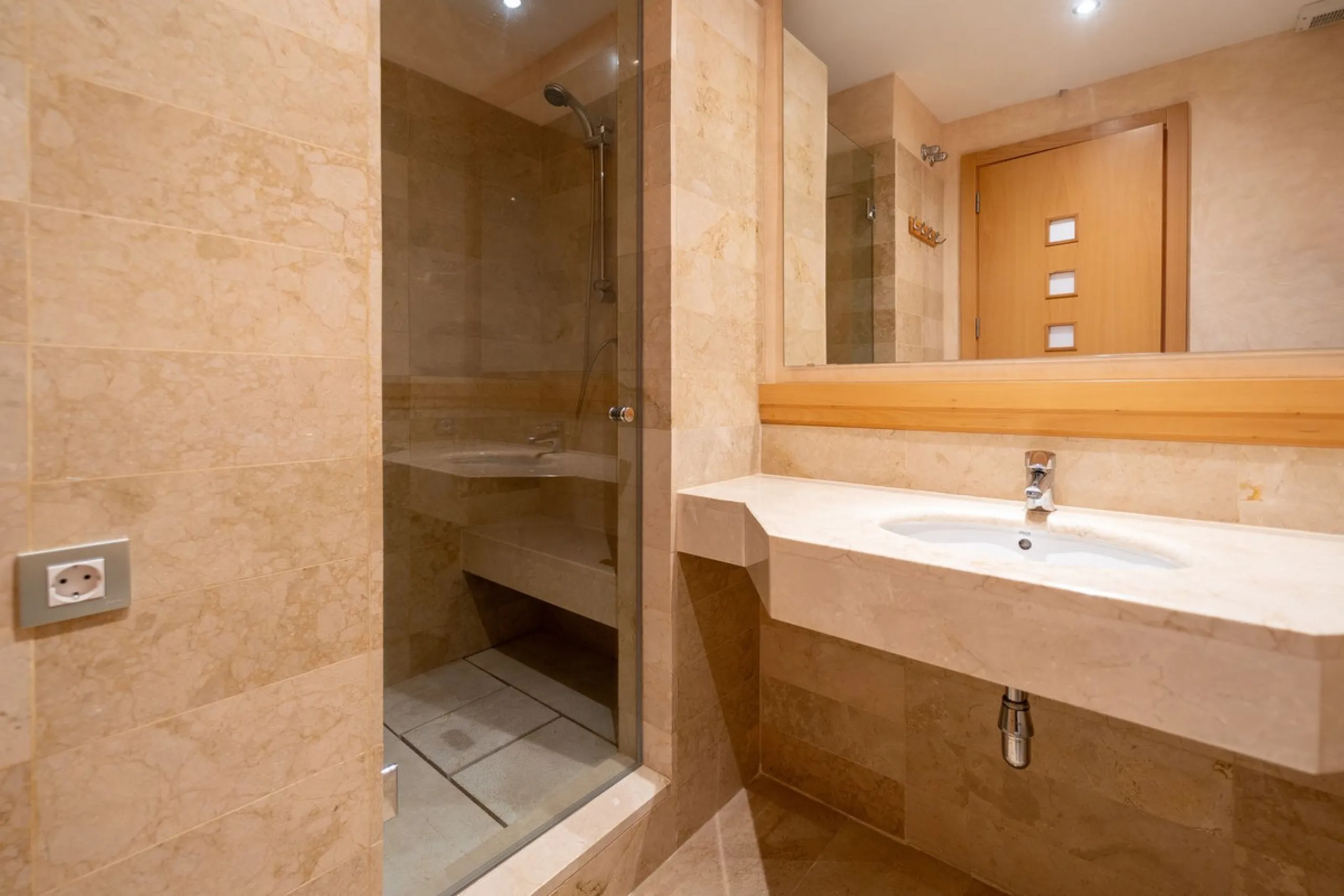 Discover this stunning and exceptionally spacious 3-bedroom, 3-bathroom apartment located in the sought-after area of La Cala Golf. Boasting an elegant and bright living area, the property opens up to a generous terrace with breathtaking views over the Eu