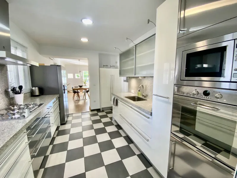 4-Bedroom Semi-Detached House in the Exclusive Casasola Development, Next to Guadalmina Baja!