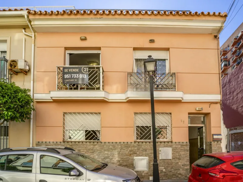 House - Semi-Detached House в продаже в Fuengirola, Málaga. В доме 6 спален и 5 ванных комнат. Площадь дома 276 м²