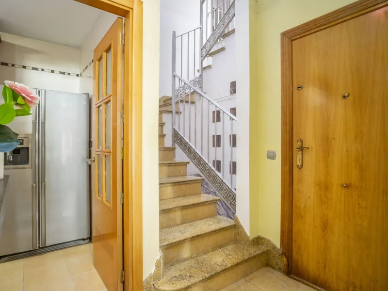 House - Semi-Detached House в продаже в Fuengirola, Málaga. В доме 6 спален и 5 ванных комнат. Площадь дома 276 м²