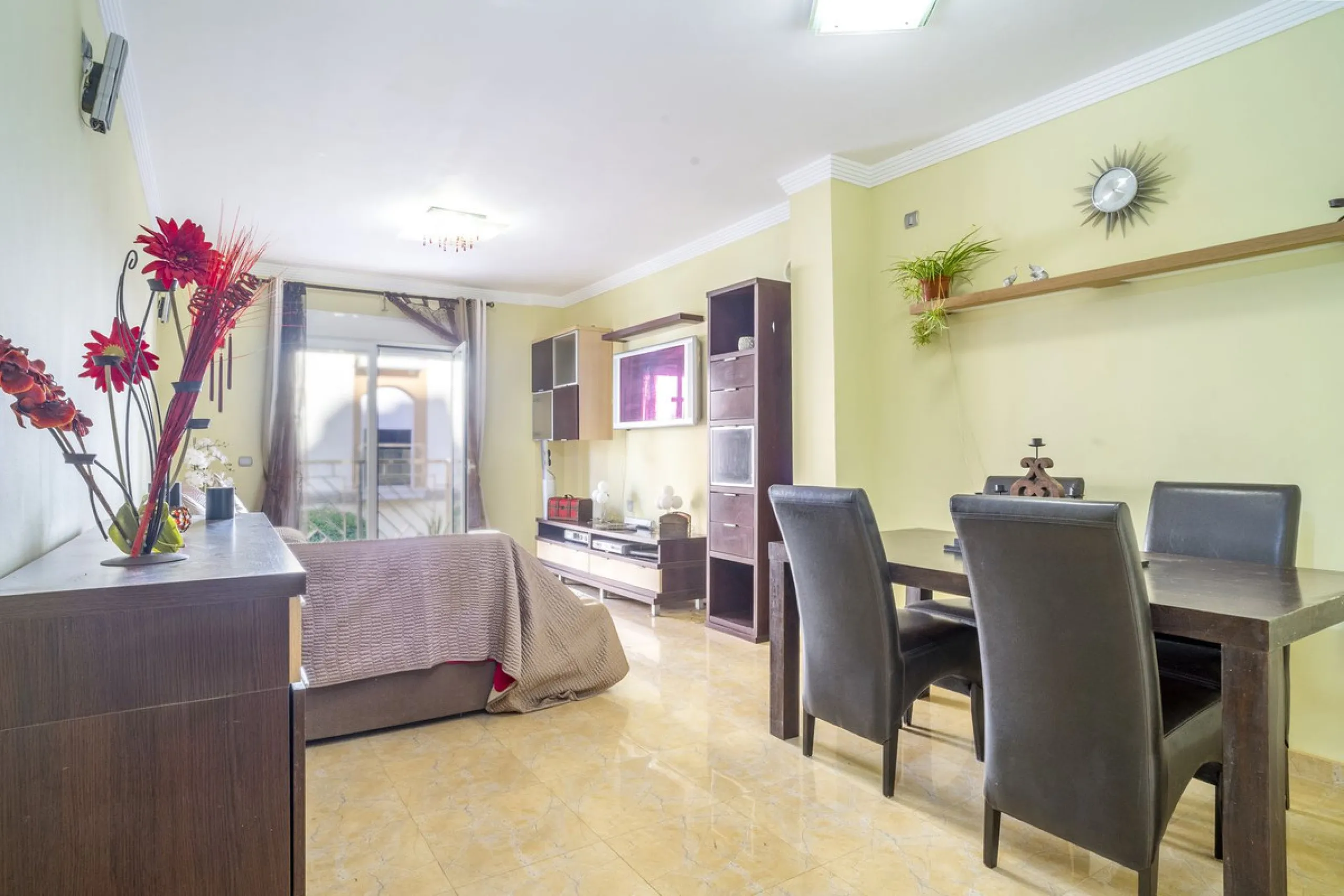 House - Semi-Detached House в продаже в Fuengirola, Málaga. В доме 6 спален и 5 ванных комнат. Площадь дома 276 м²