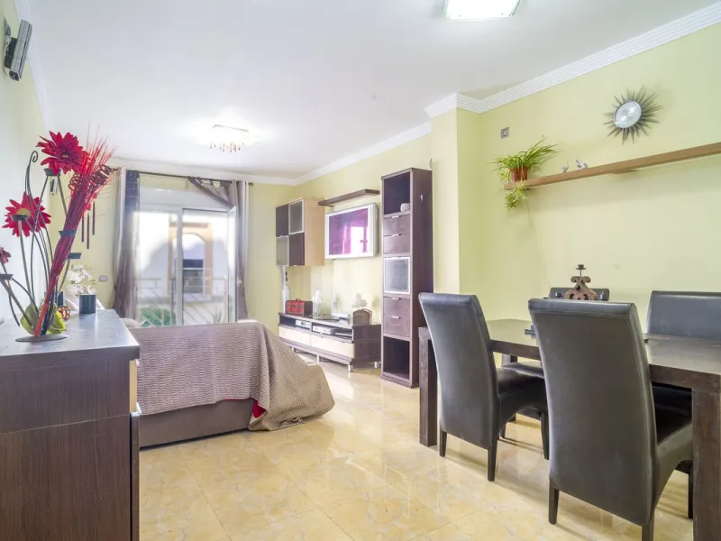 House - Semi-Detached House в продаже в Fuengirola, Málaga. В доме 6 спален и 5 ванных комнат. Площадь дома 276 м²