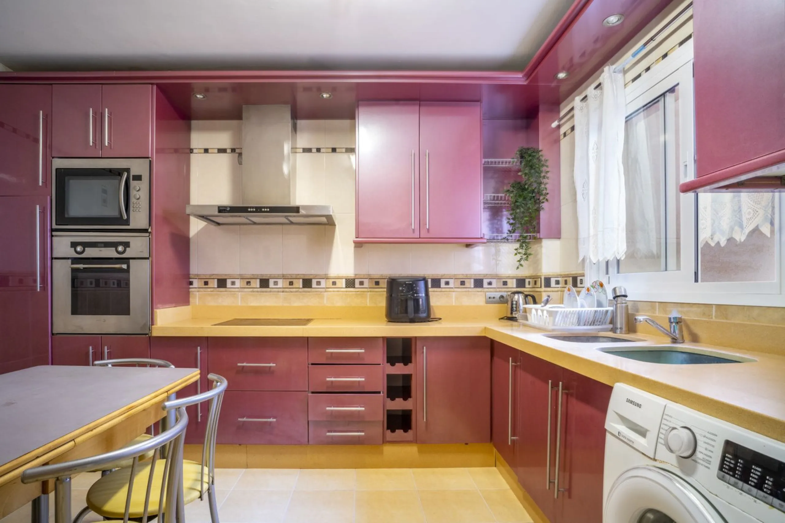 House - Semi-Detached House в продаже в Fuengirola, Málaga. В доме 6 спален и 5 ванных комнат. Площадь дома 276 м²