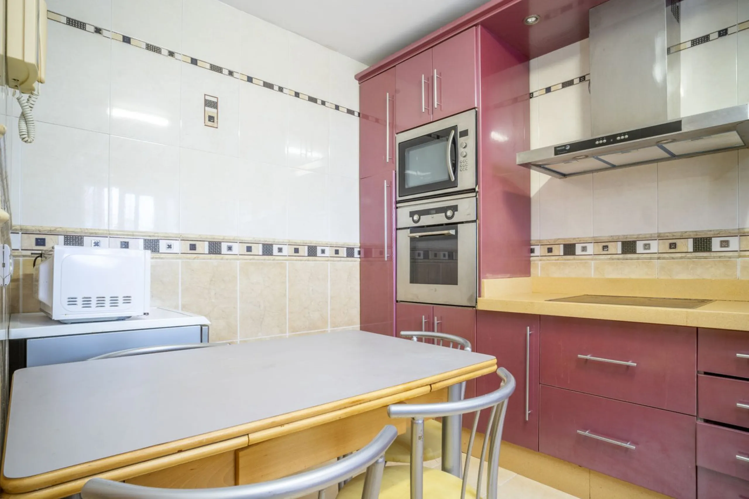 House - Semi-Detached House в продаже в Fuengirola, Málaga. В доме 6 спален и 5 ванных комнат. Площадь дома 276 м²
