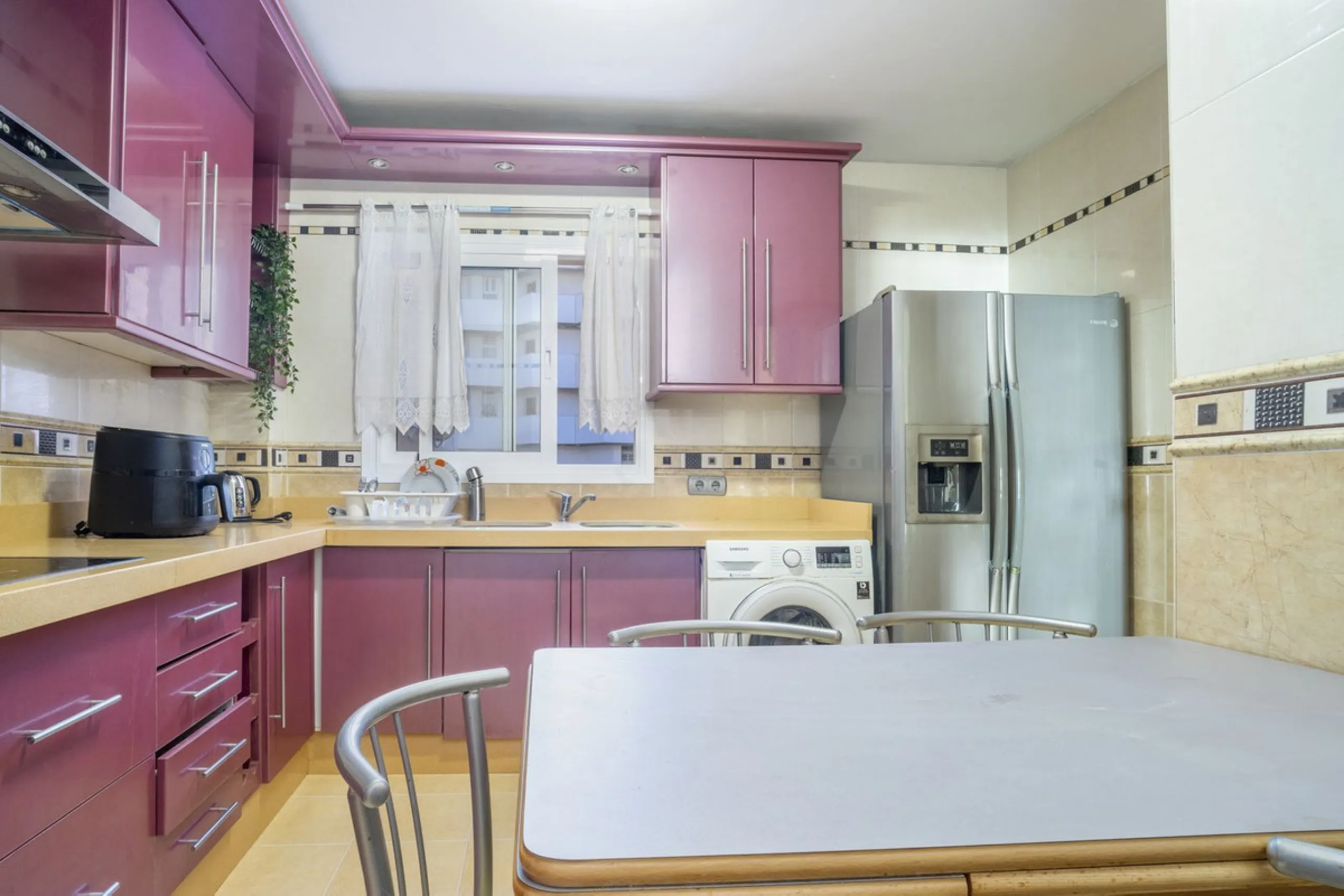 House - Semi-Detached House в продаже в Fuengirola, Málaga. В доме 6 спален и 5 ванных комнат. Площадь дома 276 м²