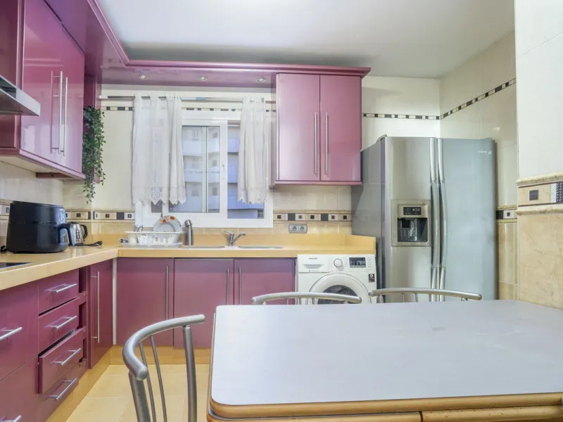 House - Semi-Detached House в продаже в Fuengirola, Málaga. В доме 6 спален и 5 ванных комнат. Площадь дома 276 м²