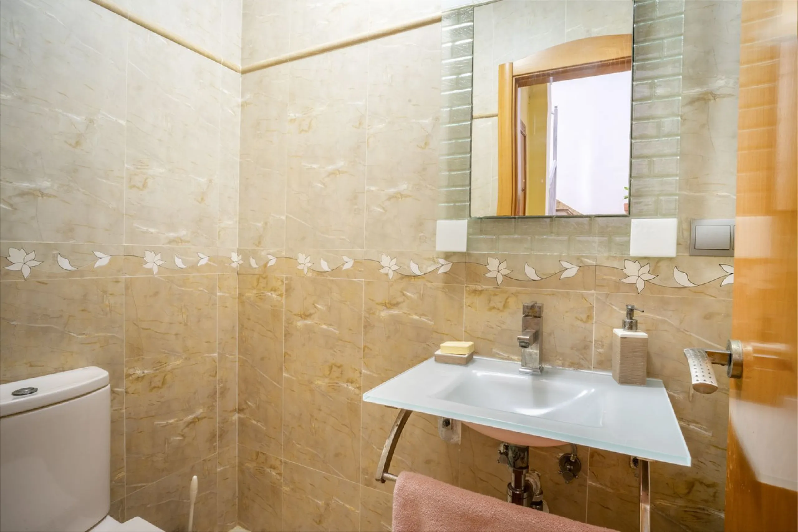 House - Semi-Detached House в продаже в Fuengirola, Málaga. В доме 6 спален и 5 ванных комнат. Площадь дома 276 м²