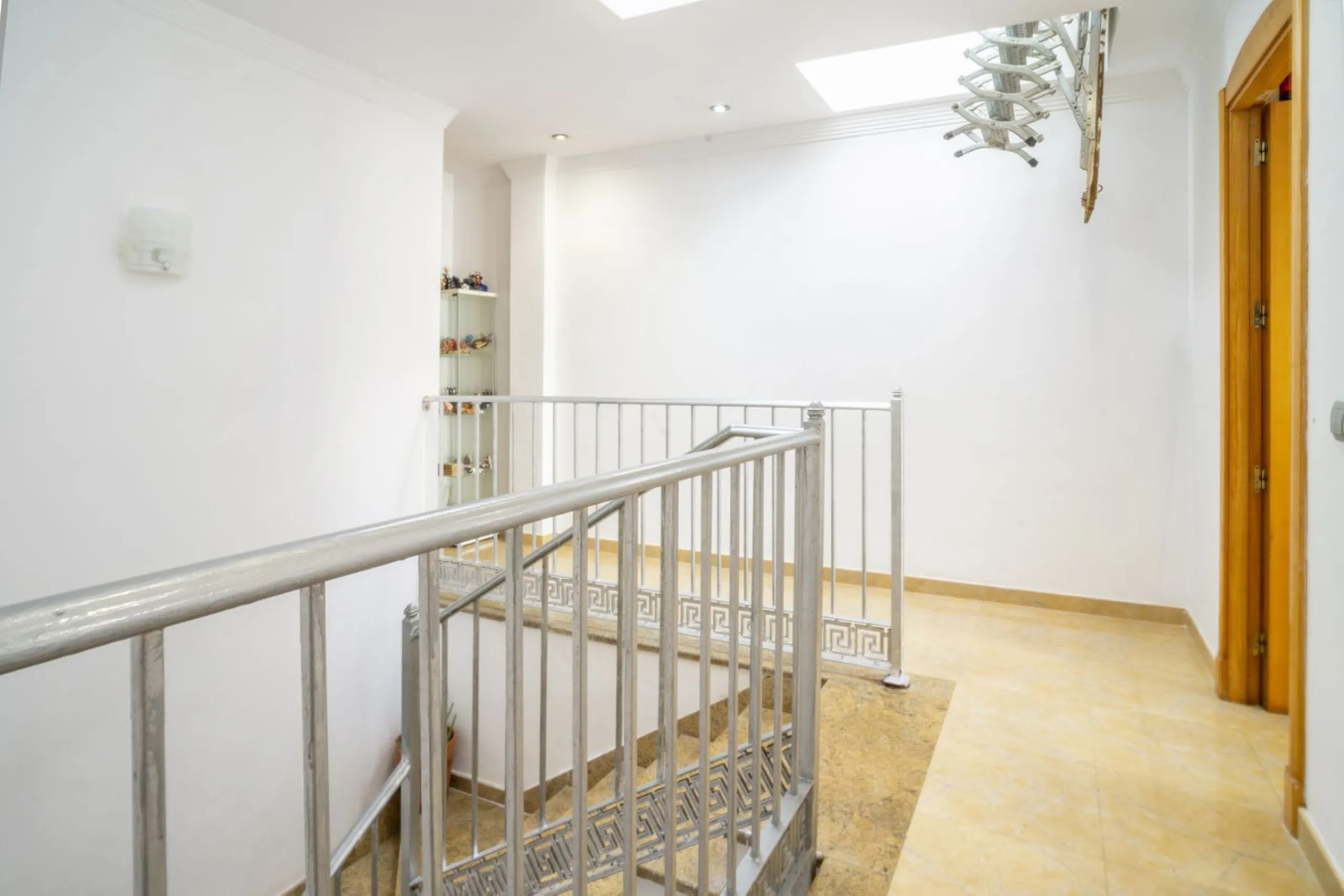 House - Semi-Detached House в продаже в Fuengirola, Málaga. В доме 6 спален и 5 ванных комнат. Площадь дома 276 м²