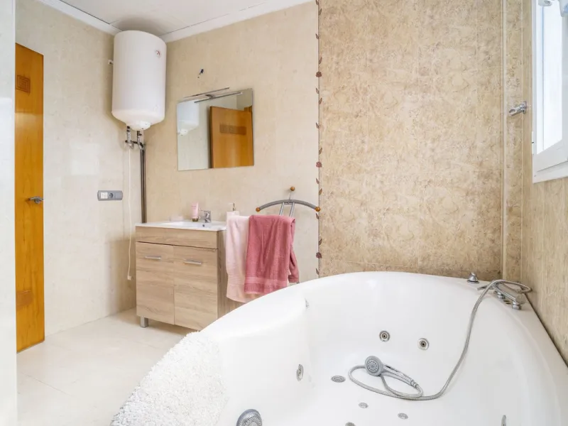 House - Semi-Detached House в продаже в Fuengirola, Málaga. В доме 6 спален и 5 ванных комнат. Площадь дома 276 м²