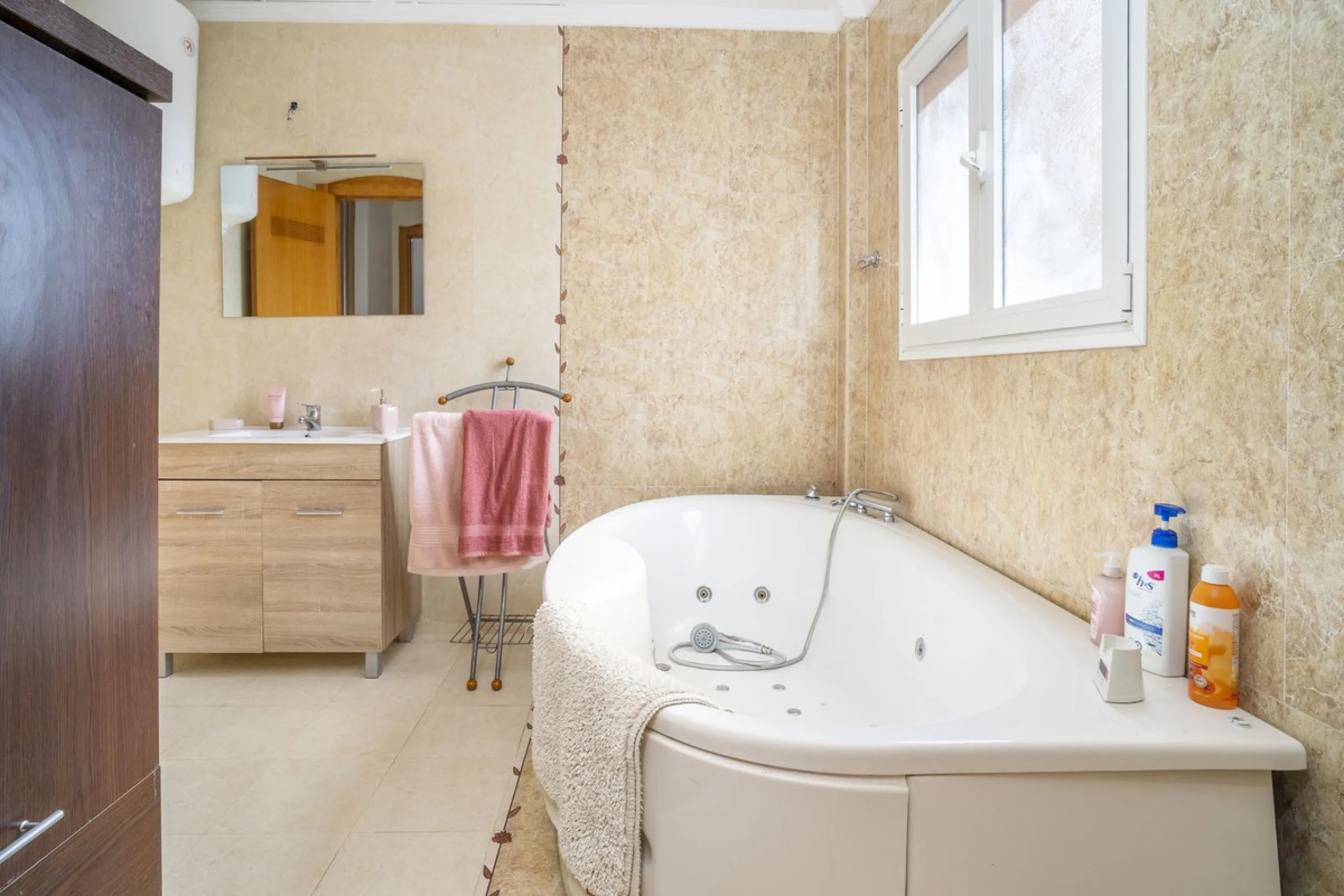 House - Semi-Detached House в продаже в Fuengirola, Málaga. В доме 6 спален и 5 ванных комнат. Площадь дома 276 м²