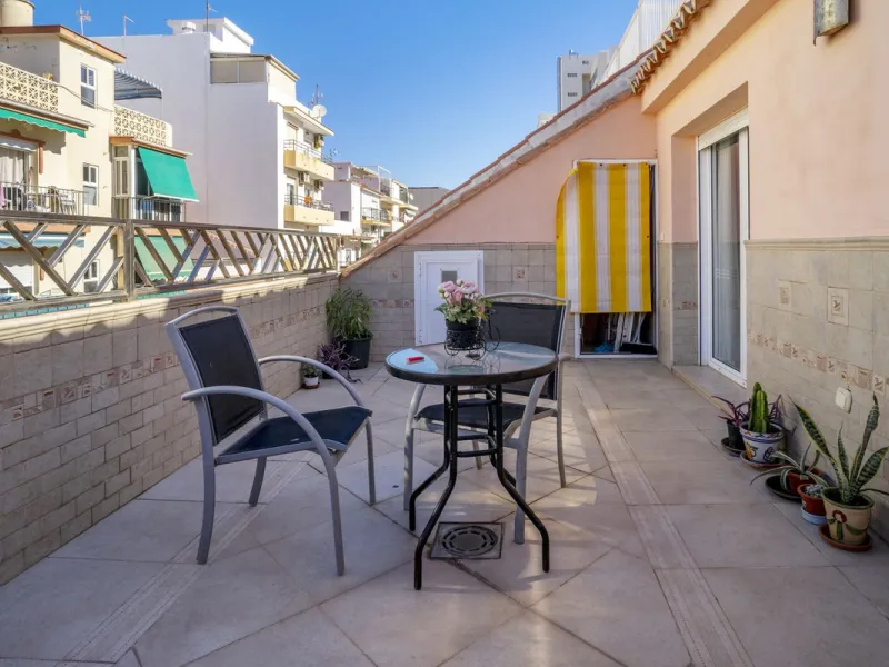 House - Semi-Detached House в продаже в Fuengirola, Málaga. В доме 6 спален и 5 ванных комнат. Площадь дома 276 м²