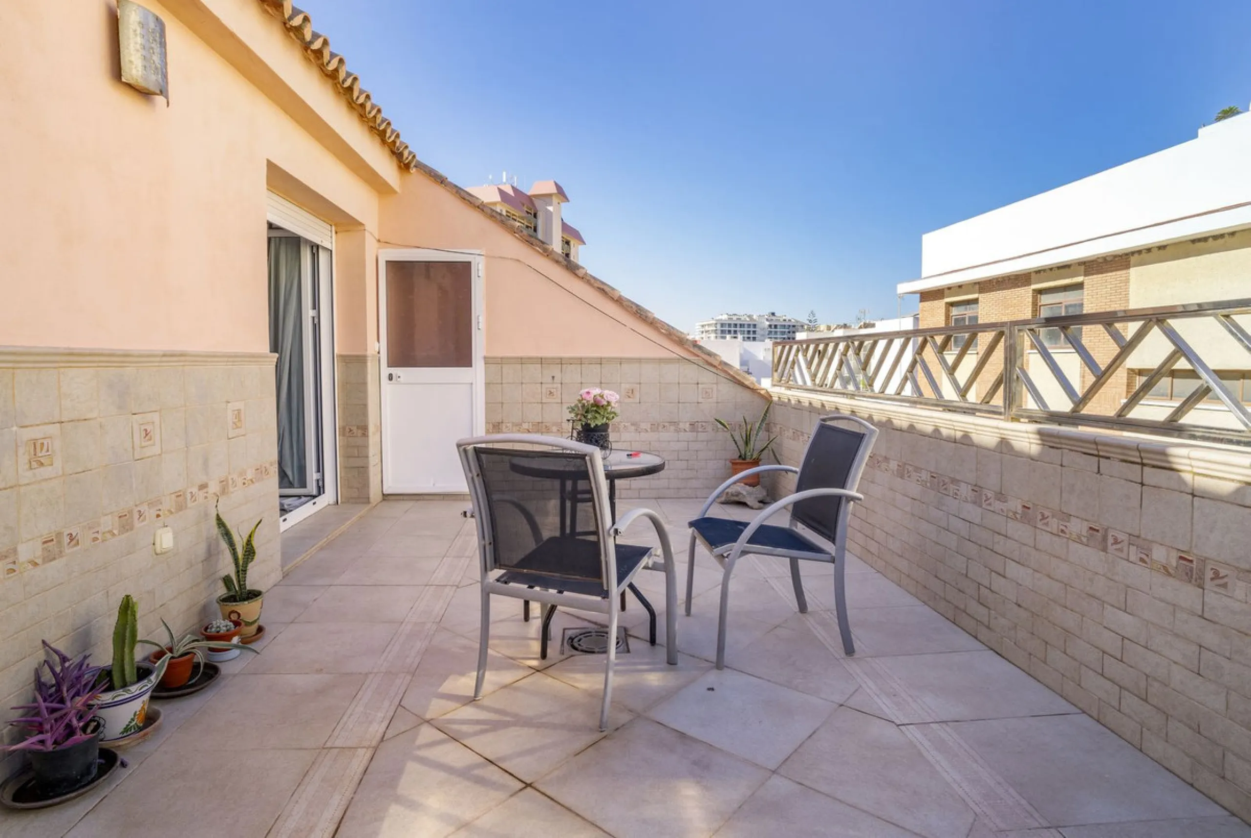 House - Semi-Detached House в продаже в Fuengirola, Málaga. В доме 6 спален и 5 ванных комнат. Площадь дома 276 м²