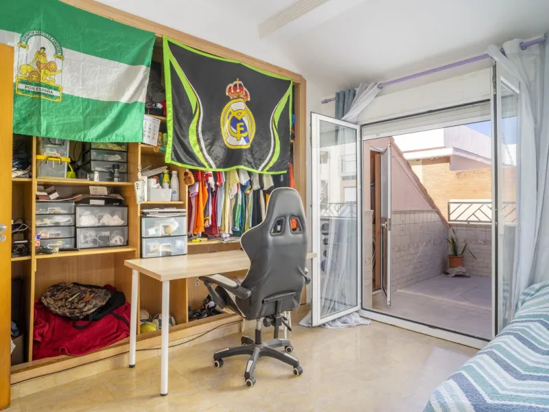 House - Semi-Detached House в продаже в Fuengirola, Málaga. В доме 6 спален и 5 ванных комнат. Площадь дома 276 м²