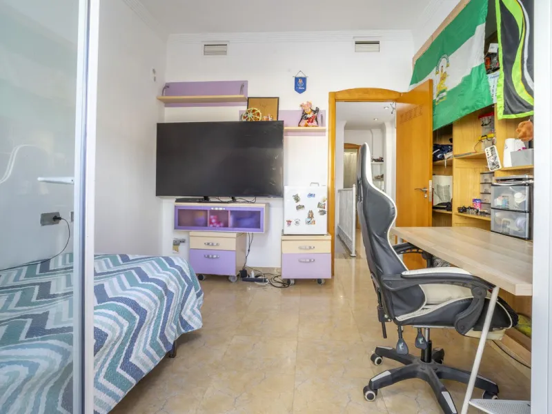House - Semi-Detached House в продаже в Fuengirola, Málaga. В доме 6 спален и 5 ванных комнат. Площадь дома 276 м²