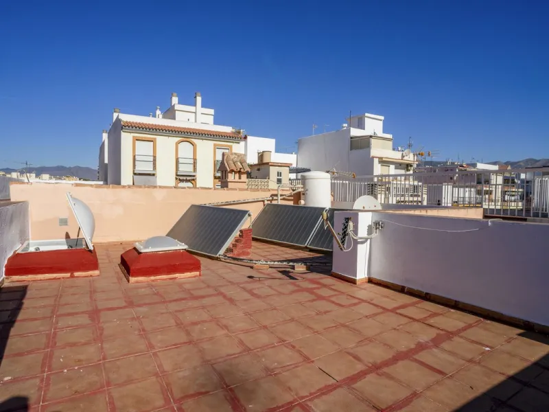 House - Semi-Detached House в продаже в Fuengirola, Málaga. В доме 6 спален и 5 ванных комнат. Площадь дома 276 м²