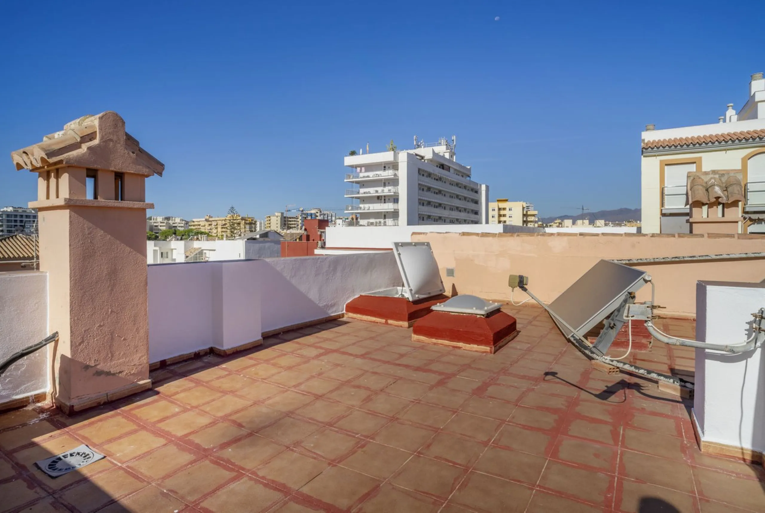 House - Semi-Detached House в продаже в Fuengirola, Málaga. В доме 6 спален и 5 ванных комнат. Площадь дома 276 м²