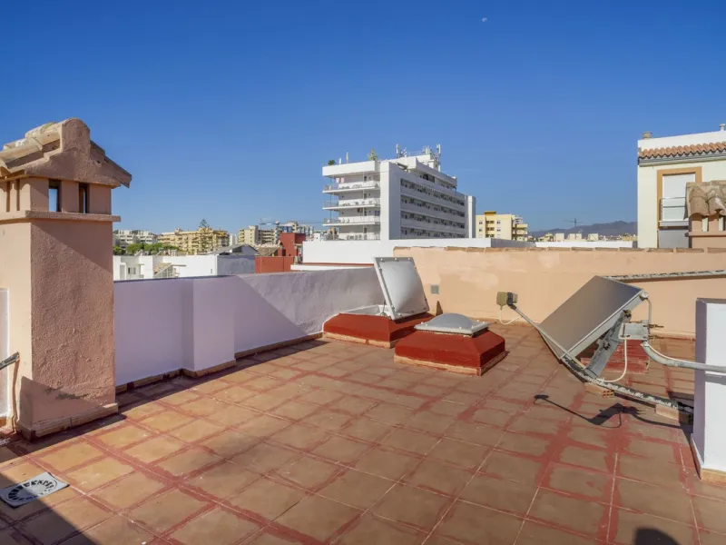 House - Semi-Detached House в продаже в Fuengirola, Málaga. В доме 6 спален и 5 ванных комнат. Площадь дома 276 м²