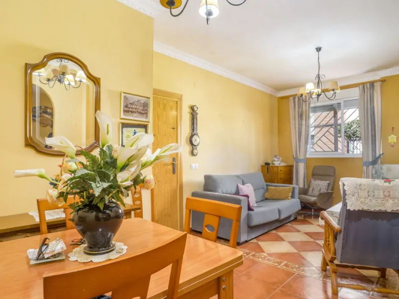 House - Semi-Detached House в продаже в Fuengirola, Málaga. В доме 6 спален и 5 ванных комнат. Площадь дома 276 м²