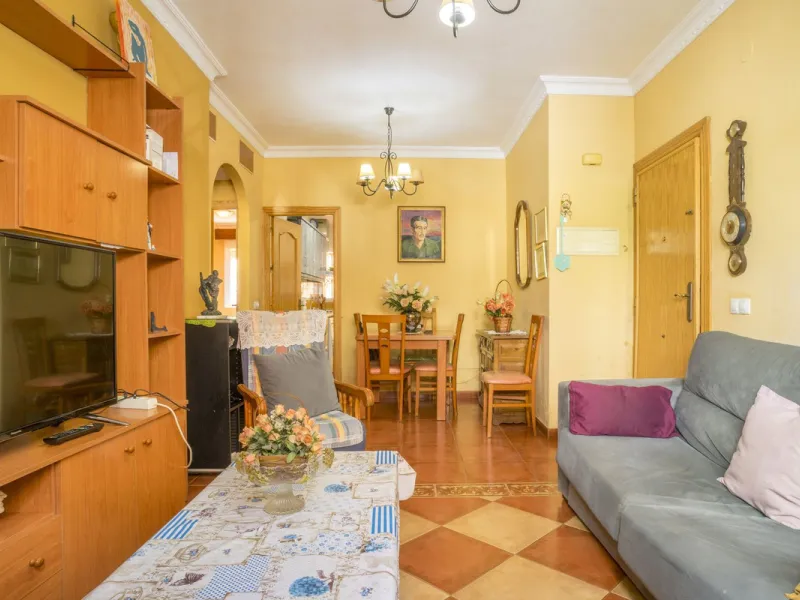 House - Semi-Detached House в продаже в Fuengirola, Málaga. В доме 6 спален и 5 ванных комнат. Площадь дома 276 м²