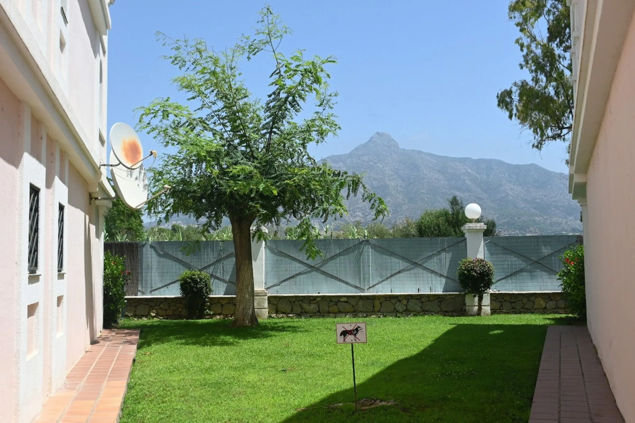 Apartment - Ground Floor Apartment в продаже в Marbella, Málaga. В доме 2 спален и 2 ванных комнат. Площадь дома 96 м²