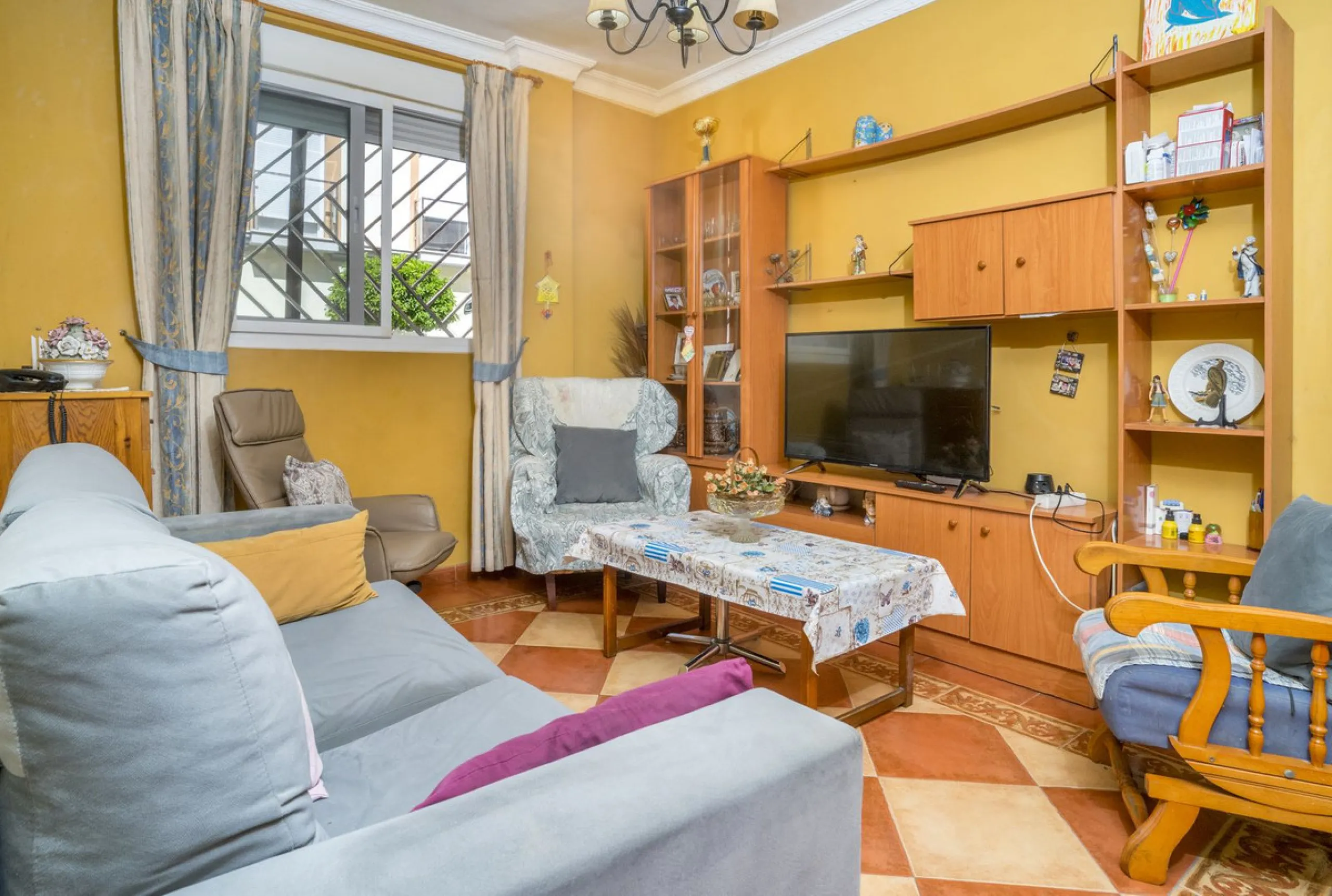 House - Semi-Detached House в продаже в Fuengirola, Málaga. В доме 6 спален и 5 ванных комнат. Площадь дома 276 м²