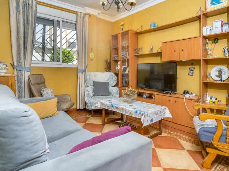 House - Semi-Detached House в продаже в Fuengirola, Málaga. В доме 6 спален и 5 ванных комнат. Площадь дома 276 м²