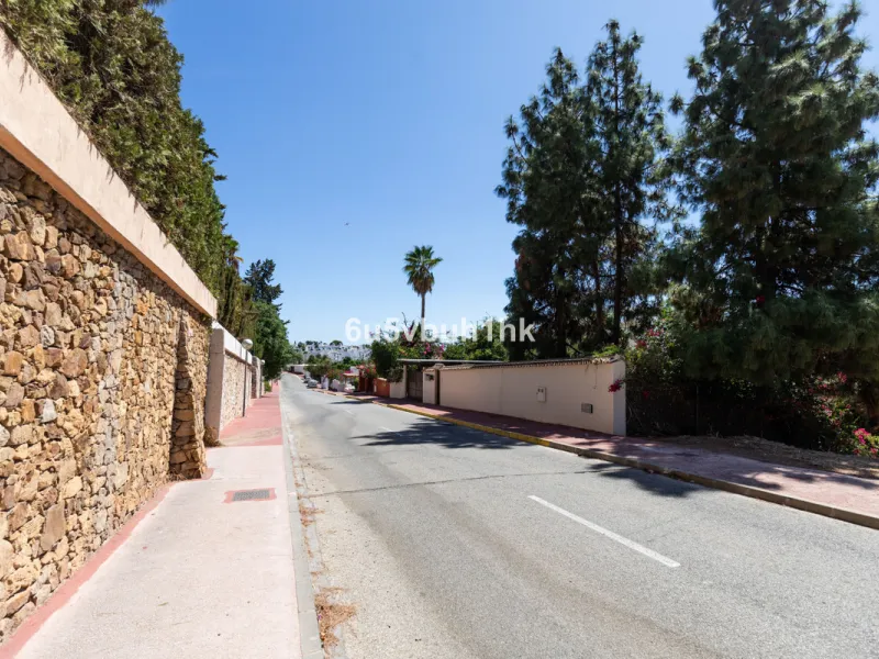 1,000 m² Plot Ready to Build – Villa with Pool, Parking & Gardens