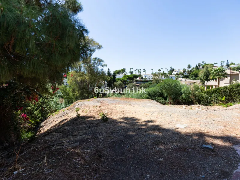 1,000 m² Plot Ready to Build – Villa with Pool, Parking & Gardens