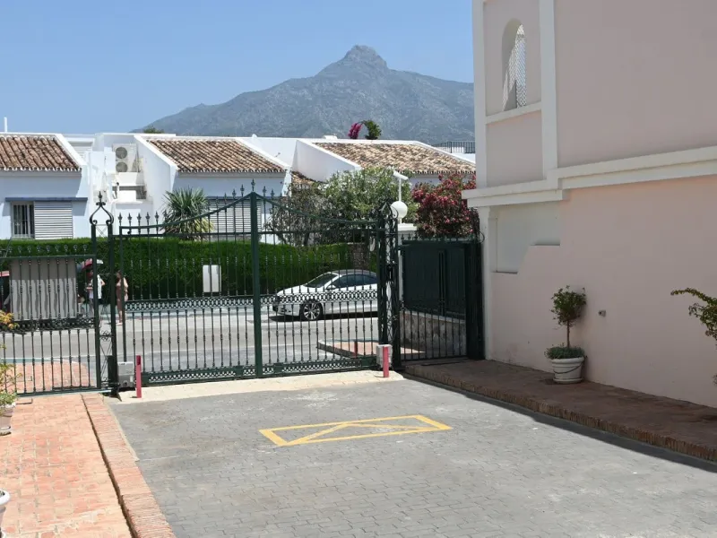 Apartment - Ground Floor Apartment в продаже в Marbella, Málaga. В доме 2 спален и 2 ванных комнат. Площадь дома 96 м²