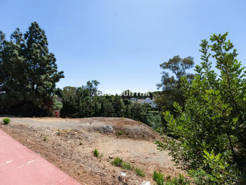 1,000 m² Plot Ready to Build – Villa with Pool, Parking & Gardens