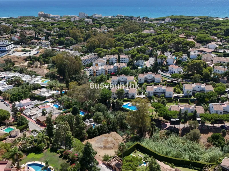 1,000 m² Plot Ready to Build – Villa with Pool, Parking & Gardens