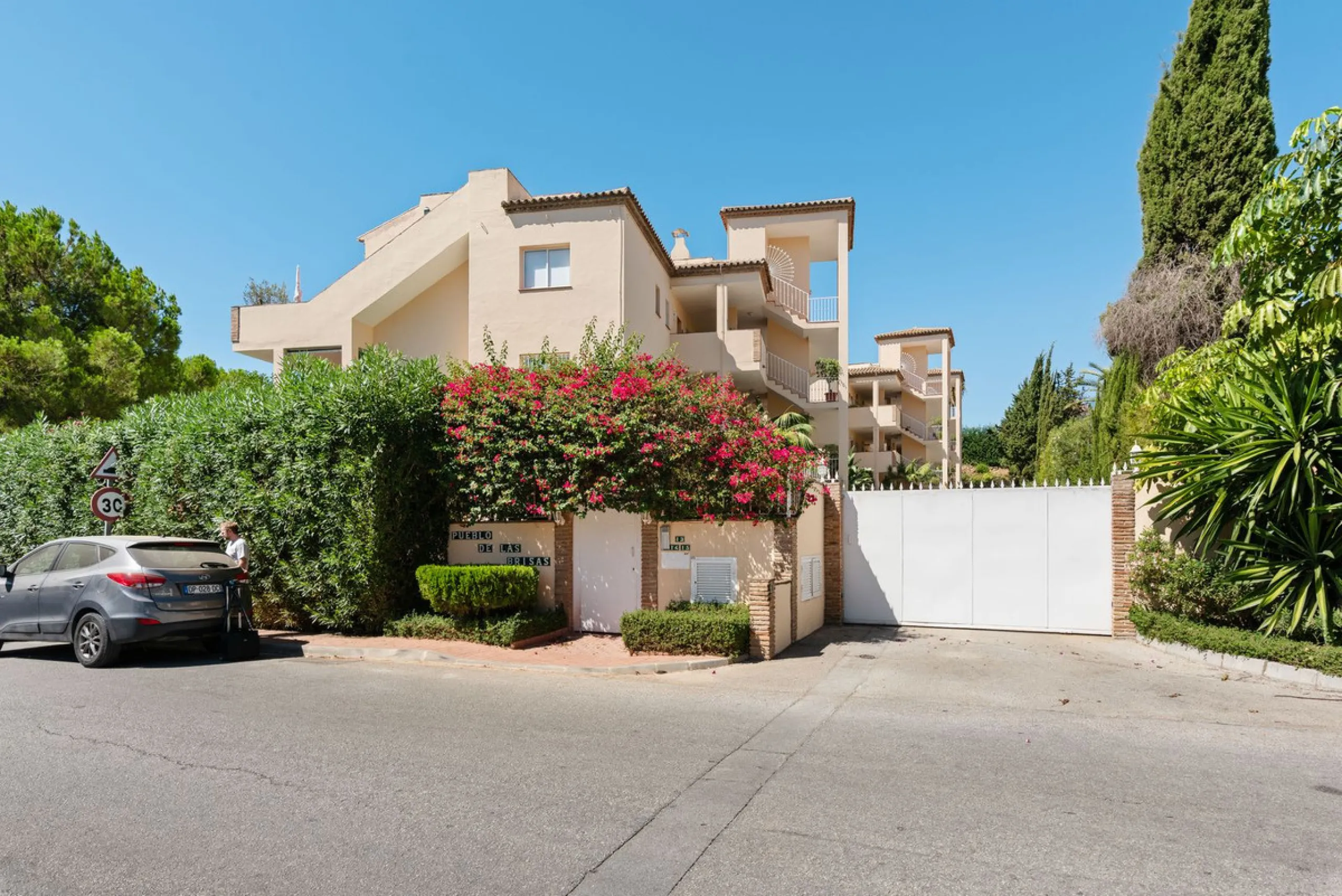 This stunning, fully furnished ground floor apartment offers 3 bedrooms and 2 bathrooms, located within a secure, gated development of just 18 residences. Residents enjoy access to two pristine swimming pools and beautifully maintained communal gardens.