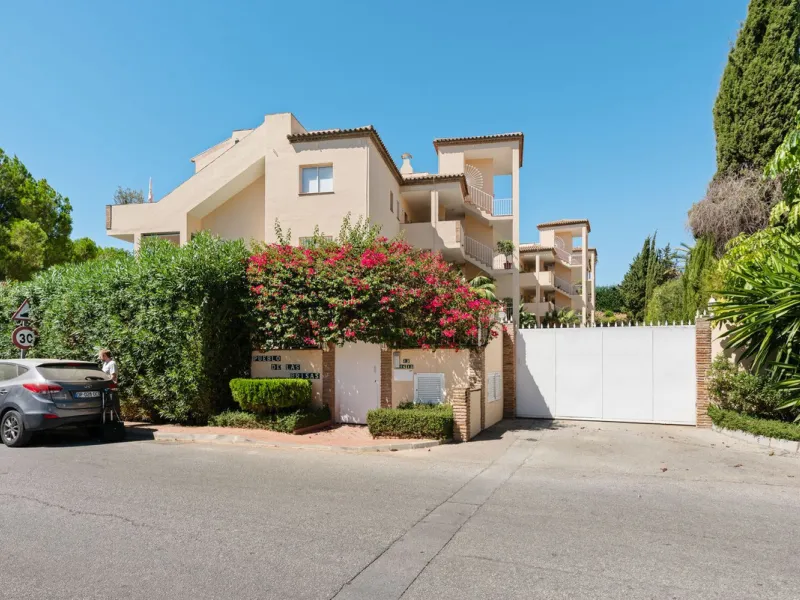 This stunning, fully furnished ground floor apartment offers 3 bedrooms and 2 bathrooms, located within a secure, gated development of just 18 residences. Residents enjoy access to two pristine swimming pools and beautifully maintained communal gardens.