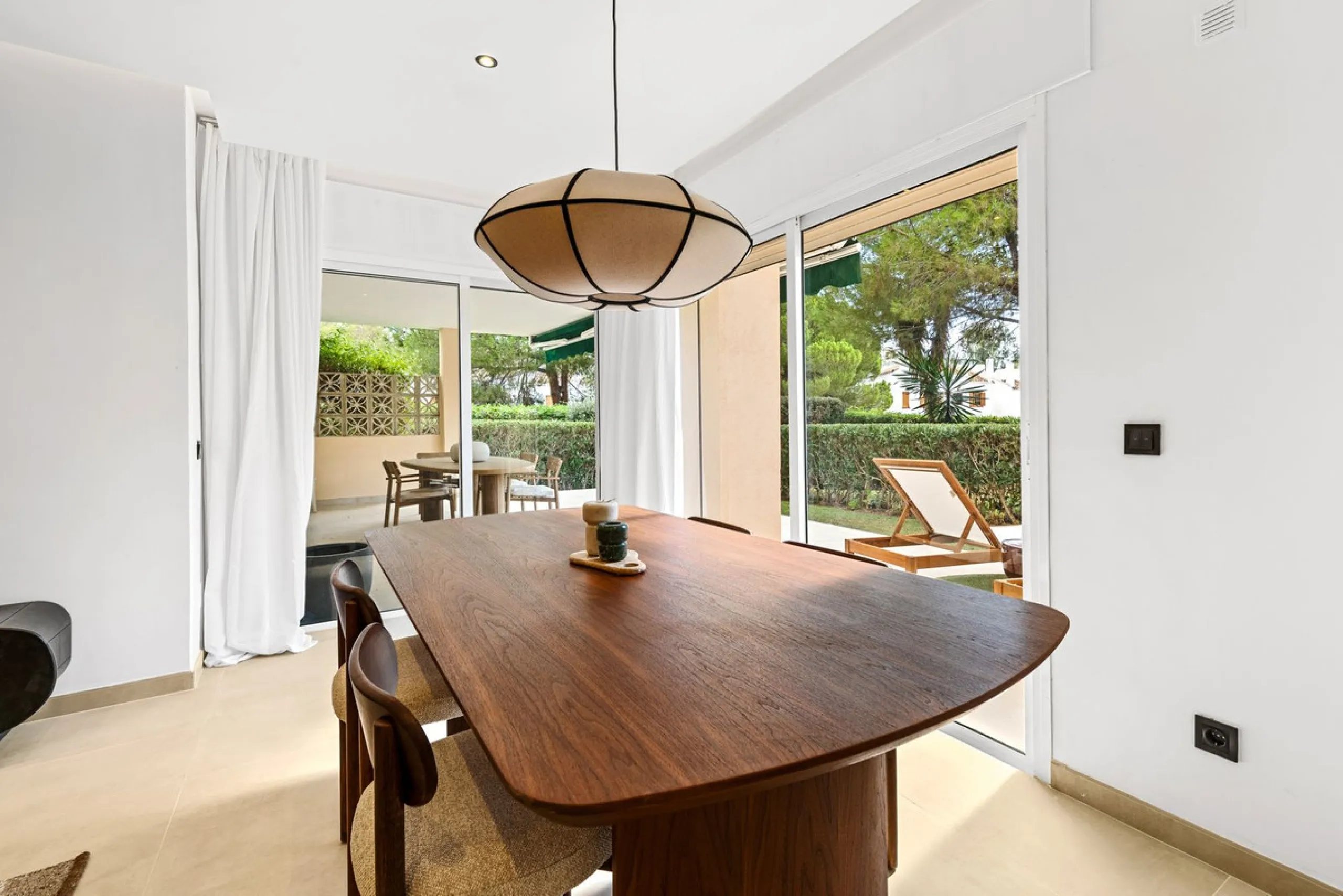This stunning, fully furnished ground floor apartment offers 3 bedrooms and 2 bathrooms, located within a secure, gated development of just 18 residences. Residents enjoy access to two pristine swimming pools and beautifully maintained communal gardens.