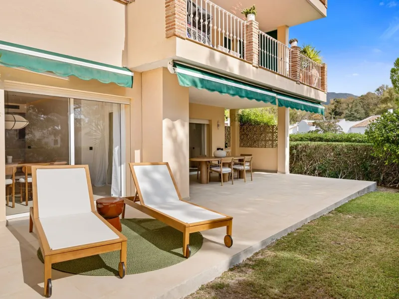 This stunning, fully furnished ground floor apartment offers 3 bedrooms and 2 bathrooms, located within a secure, gated development of just 18 residences. Residents enjoy access to two pristine swimming pools and beautifully maintained communal gardens.