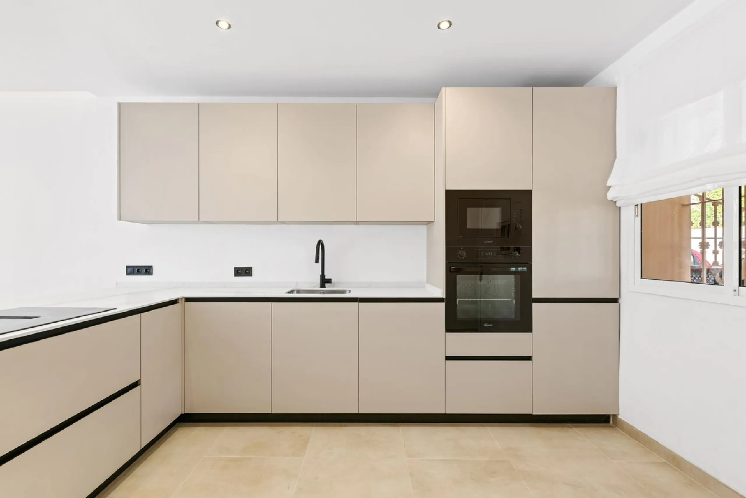 This stunning, fully furnished ground floor apartment offers 3 bedrooms and 2 bathrooms, located within a secure, gated development of just 18 residences. Residents enjoy access to two pristine swimming pools and beautifully maintained communal gardens.