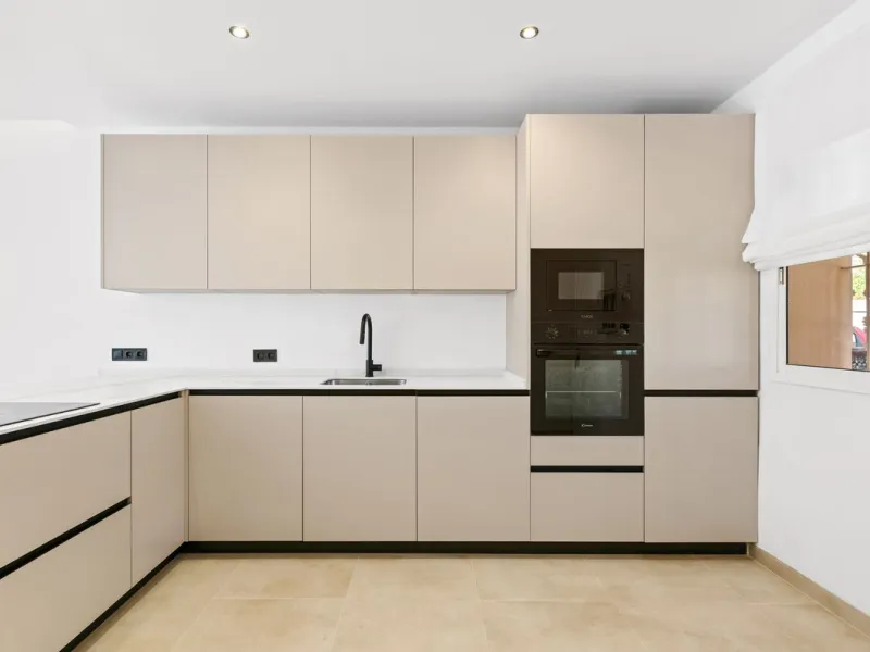 This stunning, fully furnished ground floor apartment offers 3 bedrooms and 2 bathrooms, located within a secure, gated development of just 18 residences. Residents enjoy access to two pristine swimming pools and beautifully maintained communal gardens.