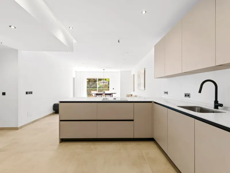 This stunning, fully furnished ground floor apartment offers 3 bedrooms and 2 bathrooms, located within a secure, gated development of just 18 residences. Residents enjoy access to two pristine swimming pools and beautifully maintained communal gardens.