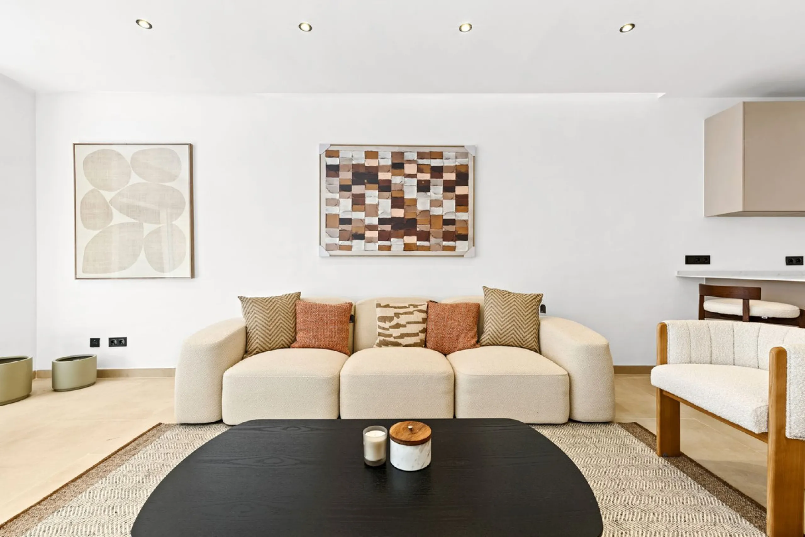 This stunning, fully furnished ground floor apartment offers 3 bedrooms and 2 bathrooms, located within a secure, gated development of just 18 residences. Residents enjoy access to two pristine swimming pools and beautifully maintained communal gardens.