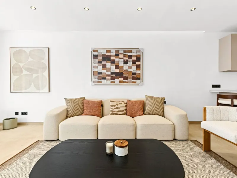 This stunning, fully furnished ground floor apartment offers 3 bedrooms and 2 bathrooms, located within a secure, gated development of just 18 residences. Residents enjoy access to two pristine swimming pools and beautifully maintained communal gardens.