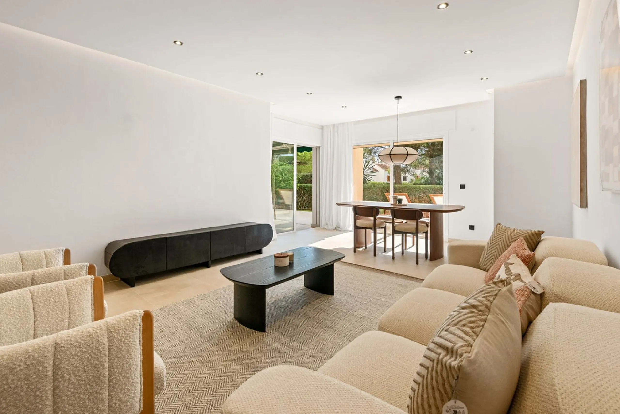 This stunning, fully furnished ground floor apartment offers 3 bedrooms and 2 bathrooms, located within a secure, gated development of just 18 residences. Residents enjoy access to two pristine swimming pools and beautifully maintained communal gardens.