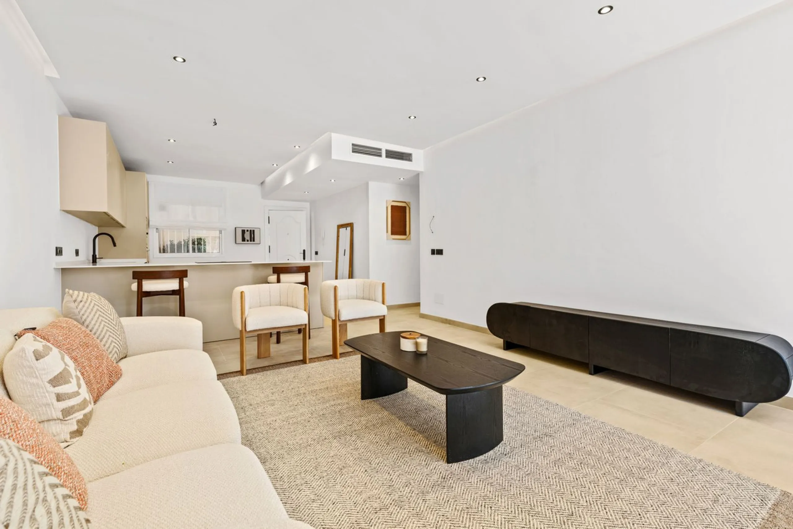This stunning, fully furnished ground floor apartment offers 3 bedrooms and 2 bathrooms, located within a secure, gated development of just 18 residences. Residents enjoy access to two pristine swimming pools and beautifully maintained communal gardens.