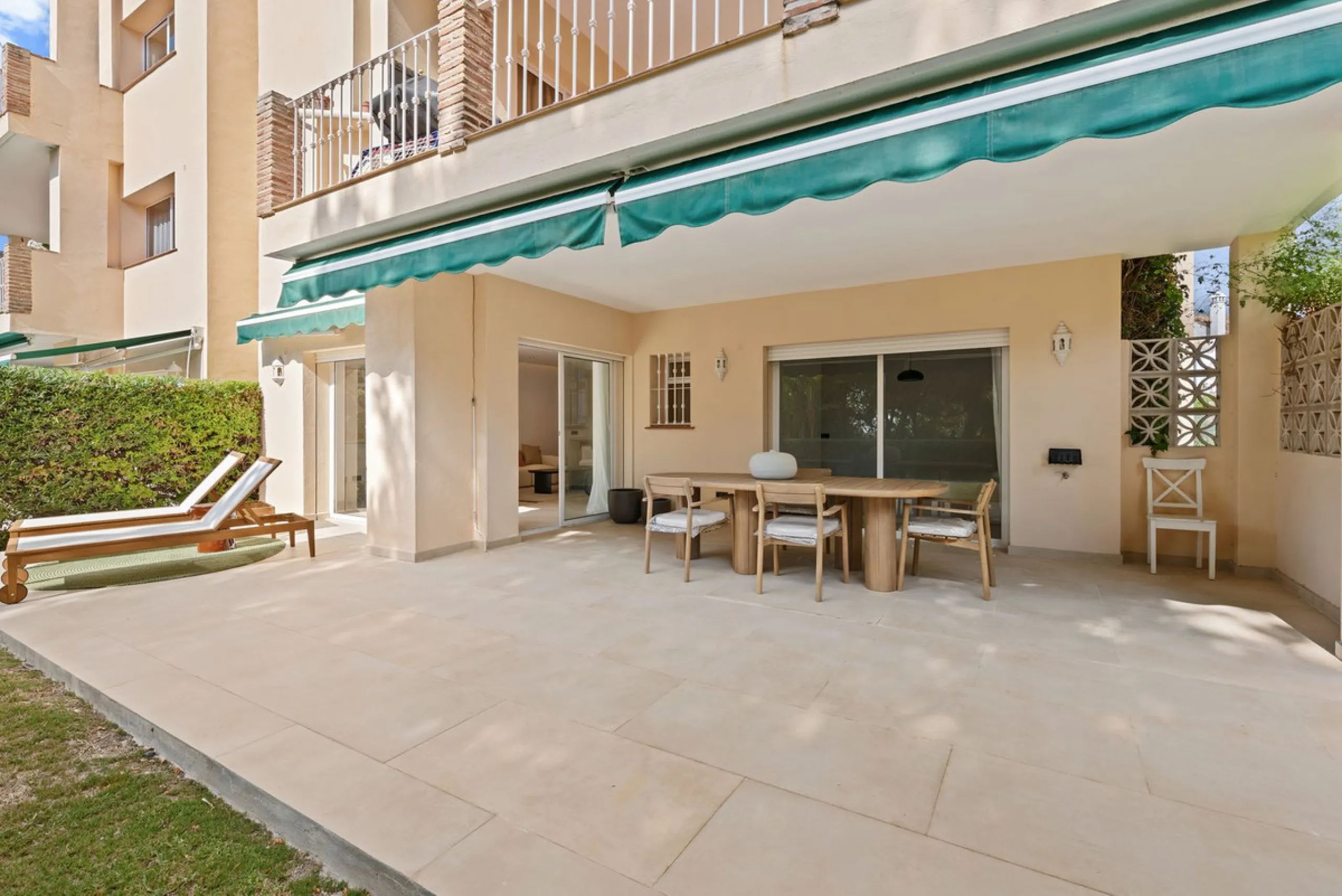 This stunning, fully furnished ground floor apartment offers 3 bedrooms and 2 bathrooms, located within a secure, gated development of just 18 residences. Residents enjoy access to two pristine swimming pools and beautifully maintained communal gardens.