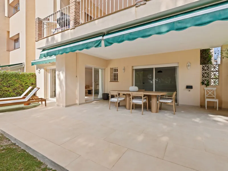 This stunning, fully furnished ground floor apartment offers 3 bedrooms and 2 bathrooms, located within a secure, gated development of just 18 residences. Residents enjoy access to two pristine swimming pools and beautifully maintained communal gardens.