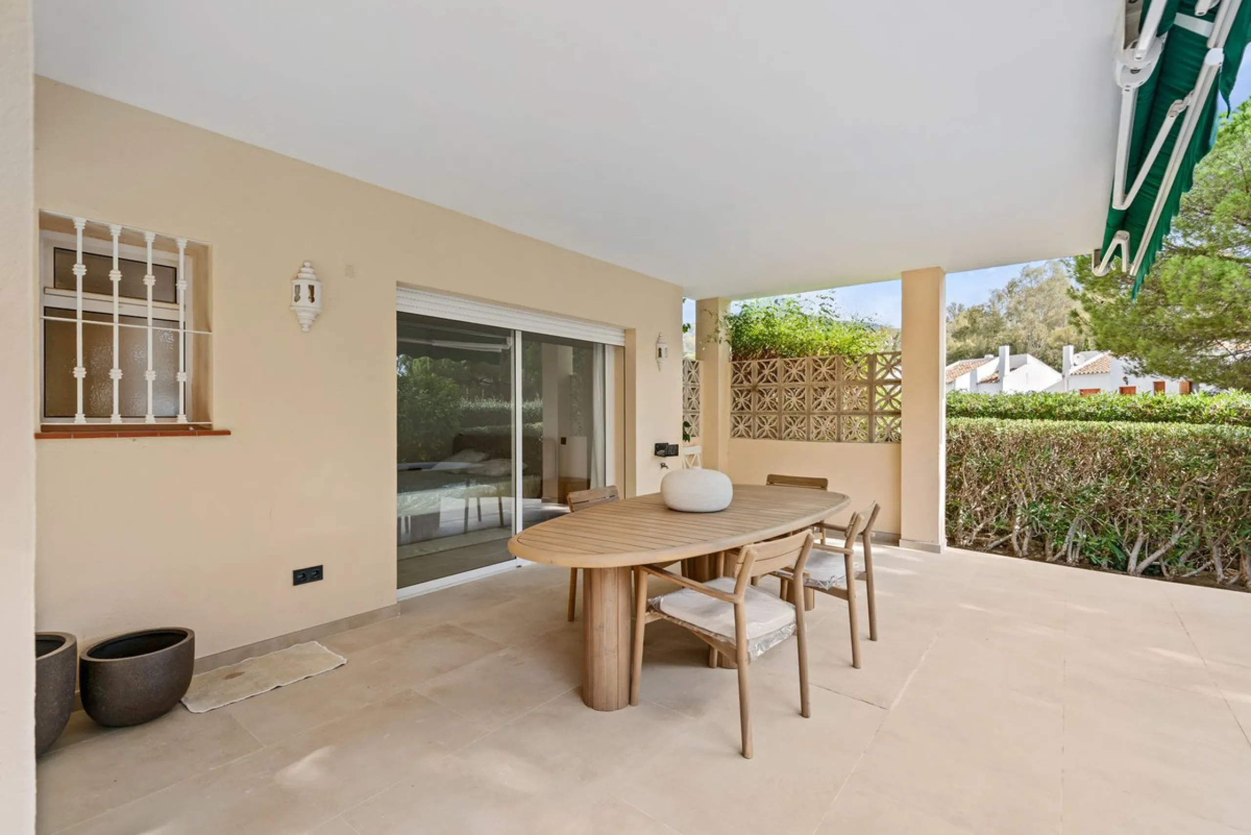 This stunning, fully furnished ground floor apartment offers 3 bedrooms and 2 bathrooms, located within a secure, gated development of just 18 residences. Residents enjoy access to two pristine swimming pools and beautifully maintained communal gardens.
