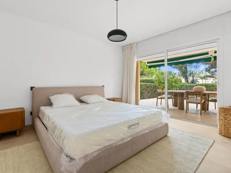 This stunning, fully furnished ground floor apartment offers 3 bedrooms and 2 bathrooms, located within a secure, gated development of just 18 residences. Residents enjoy access to two pristine swimming pools and beautifully maintained communal gardens.