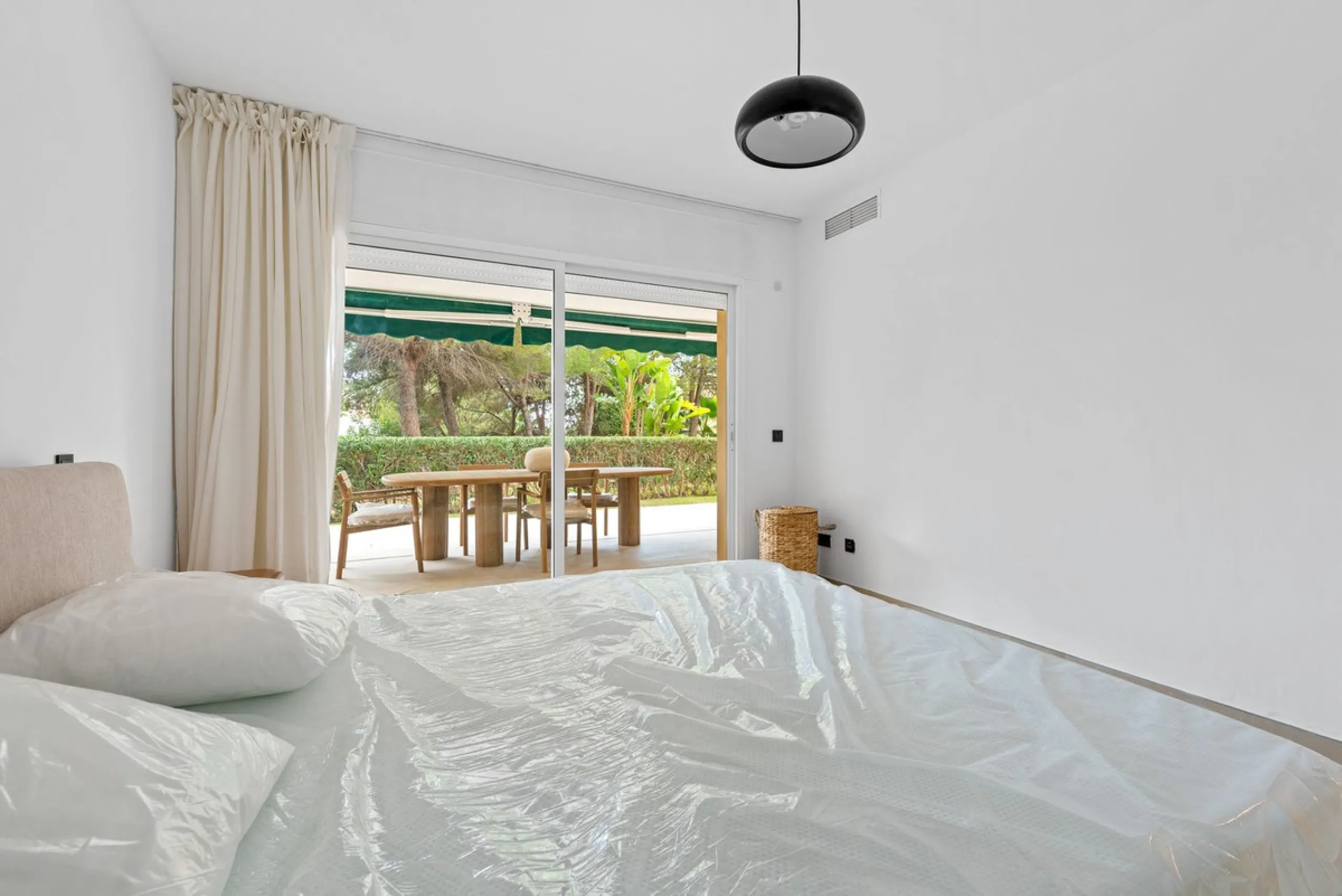 This stunning, fully furnished ground floor apartment offers 3 bedrooms and 2 bathrooms, located within a secure, gated development of just 18 residences. Residents enjoy access to two pristine swimming pools and beautifully maintained communal gardens.